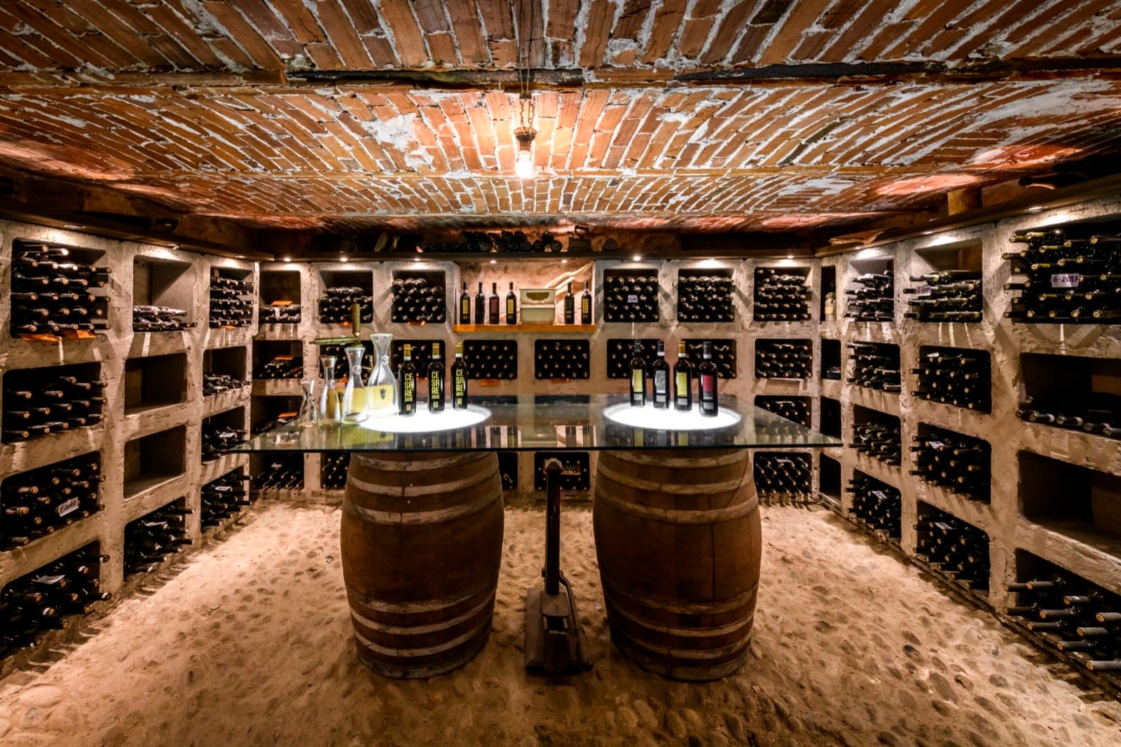 La bottigliera in mattoni della cantina Anzivino con le annate in affinamento