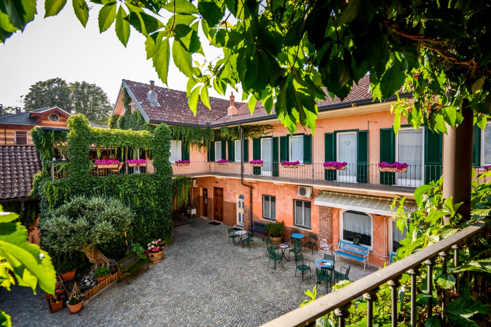 Il cortile fiorito de Il Cortile, l'ospitalità Anzivino nel centro di Gattinara