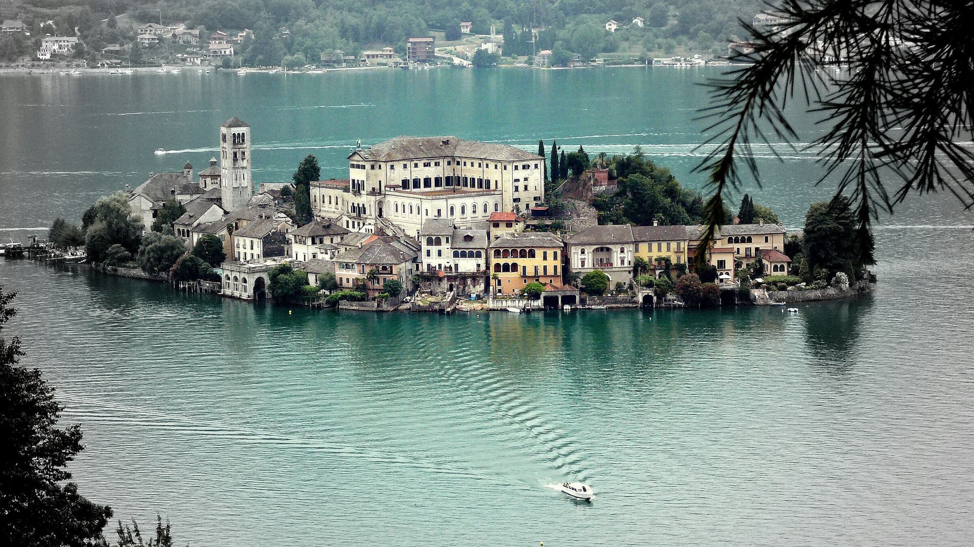 L’Isola di San Giulio nel Lago d’Orta, vista dall’alto da Orta San Giulio