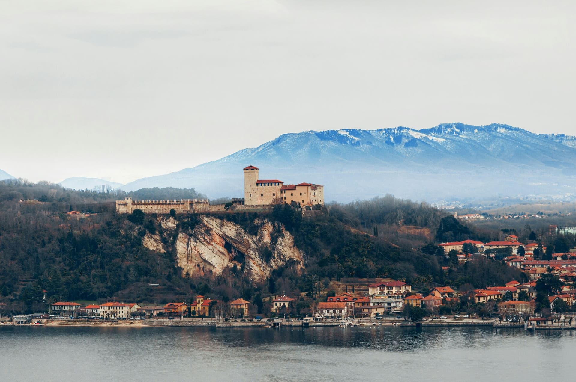 La Rocca di Angera sul Lago Maggiore, di fronte ad Arona