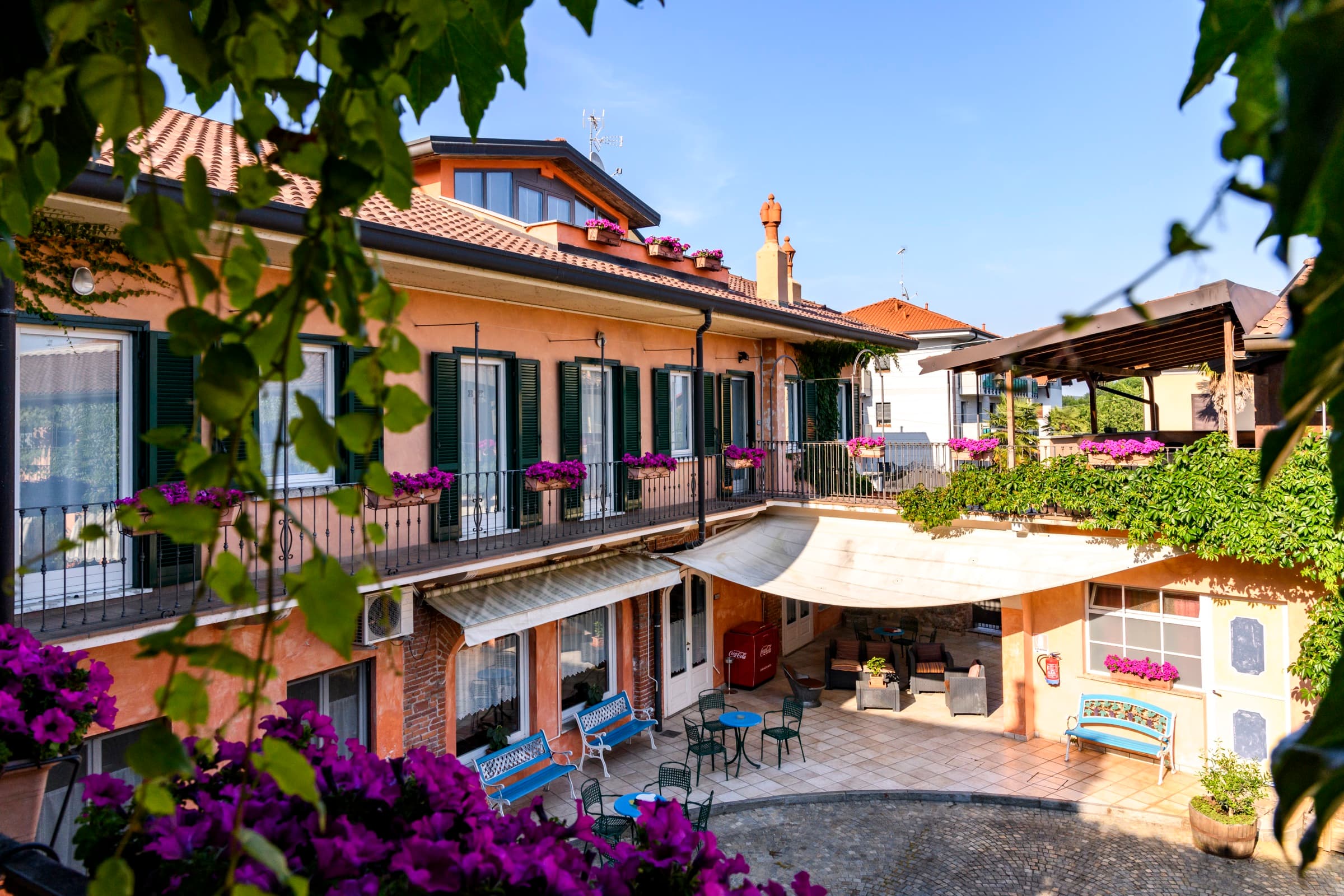 Il Cortile Anzivino, ospitalità a Gattinara, vista diurna con bouganville