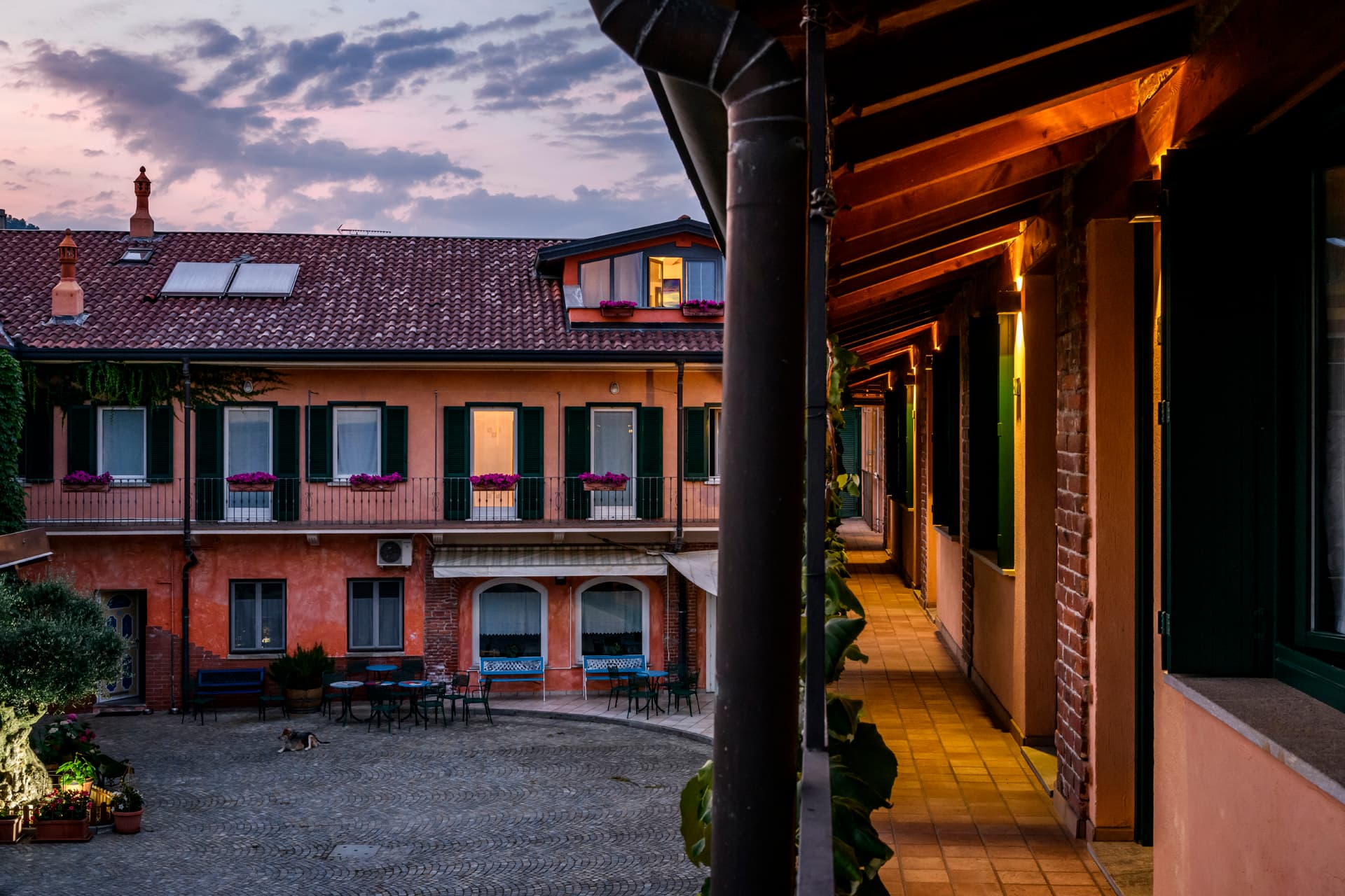 Il Cortile Anzivino, ospitalità a Gattinara, atmosfera serale con porticato